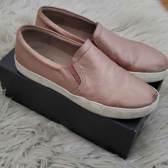 Pair of sneaker shoes - Picture 2 of 3